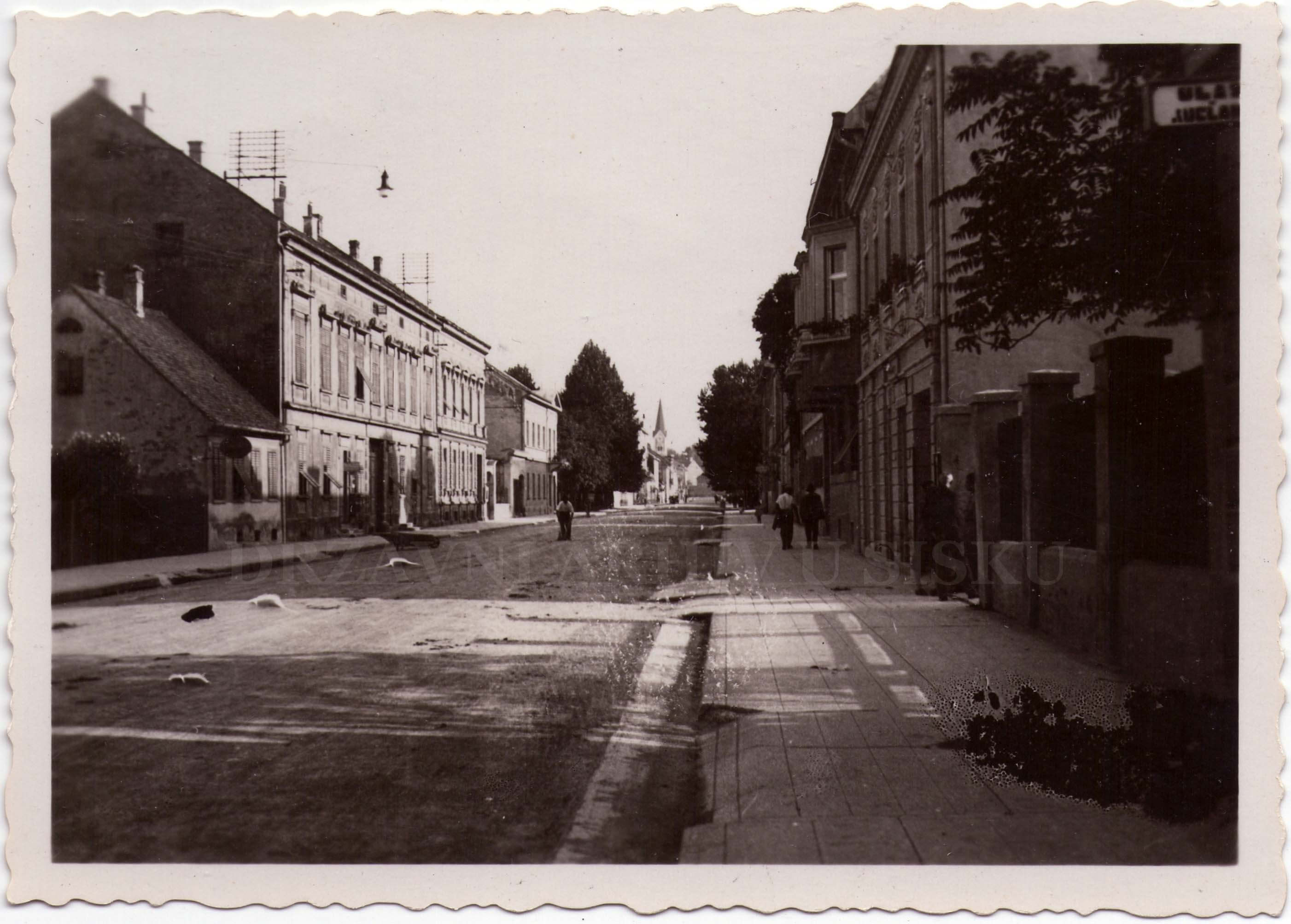 Pogled niz II. ulicu od željezničkog kolodvora prema crkvi, oko 1930. g.